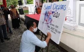 Daftar tersebut terdiri dari perangkat yang digunakan untuk memperkenalkan cat air atau populer juga dengan sebutan aquarel adalah medium lukisan yang menggunakan pigmen dengan pelarut air dengan sifat transparan. Gelar Pameran Tunggal Seni Rupa Agoes D Soe Pamerkan 31 Lukisan Bangsa Online Cepat Lugas Dan Akurat