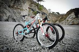 Beda dengan mesin jahit manual yang sudah diberi tambahan dinamo, setelah anda menghubungkan kabel pada sumber aliran listrik anda hanya perlu menginjak pedal yang ada pada mesin. Basikal Gunung Dengan Penilaian Tertinggi Pada Tahun 2020