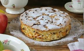 Questa versione è morbida, grazie al mascarpone e profumatissima grazie alla cannella e mandorle. Torta Di Mele Con Mascarpone E Una Cascata Di Gocce Di Cioccolato