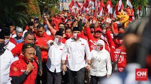 Petugas kpps mengenakan pakaian hazmat dan alat perlindungan diri (apd) di tempat pemungutan suara (tps) 039 pada pilkada kota solo 2020 di dukuhan, nayu, banjarsari, solo, jawa tengah, rabu (9/12/2020). Kumpulan Massa Diprediksi Terjadi Lagi Saat Penetapan Paslon