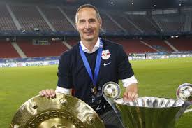 Hütter begeht mit seinem wechsel zu gladbach einen klaren wortbruch. Adi Hutter Stellt Klar Ich Bleibe Salzburg24