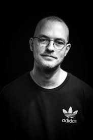 MØD ÅRGANG #6 🎬🧡 Adrian Kirk Ejsing, Manuskriptforfatter Adrian er  inkarneret Amar'kaner og har siden barnsben været historiefortæller. Da han  mødte filmmediet, fandt han sin stemme og har siden da skrevet flere