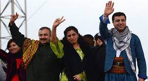 Bdp eş genel başkanı selahattin demirtaş, bdp'li vekiller altan tan, nursel aydoğan ve diyarbakır büyükşehir belediye başkanı osman baydemir'in aralarında bulunduğu seçilmişler halkı selamladı. Cozum Sureci Cezasi Verildi