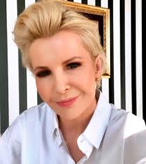 W jednym momencie prezenterka straciła w katastrofie smoleńskiej męża i została samotną mamą. Joanna Racewicz Wiek Kariera Maz Partner Instagram Obcas Pl
