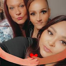 The boss 😂. Every relationship is different. What works for some doesn't  work for others. Joelle Legg and I try and be a great team. She's the boss  of some aspects of