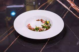 El plato que debían 'calcar' era un pichón con salsa de manzana y curry. Masterchef 2020 La Ricetta Dell Ospite Paolo Casagrande Sky Tg24