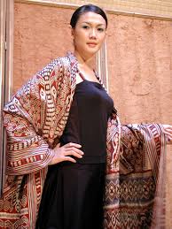 Tambourine bag /bag rebana motif pua kumbu. Edric Ong Asian Itinerary