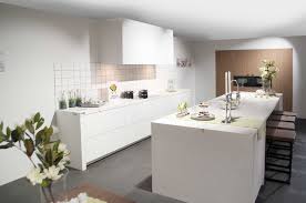 landelijke witte keuken met marmeren werkblad deze keuken bezit moderne aspecten die nauw samenhangen met het landelijke moderne keukens keukens witte keuken