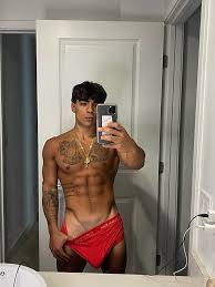 Latino guapo se desnuda revela su pene