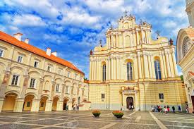 Grenzschutzbeamte in litauen sind zunehmend damit beschäftigt, menschen abzufangen, die infolgedessen werden nun 3.000 aus weißrussland geflohene menschen in litauen festgehalten. Johannes Kirche Am Grossartigen Hof Von Vilnius Universitat Vilnius Litauen Menschen Im Hintergrund Lizenzfreie Fotos Bilder Und Stock Fotografie Image 75251715