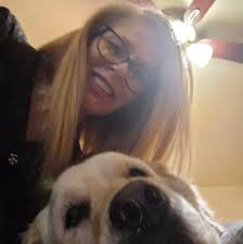 The internet is obsessed with a Golden Retriever who couldn't believe what  just walked into the vet's office.