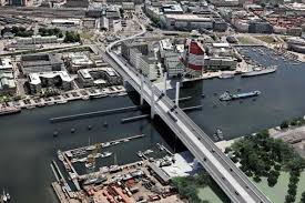 Hisingsbron blir en lyftbro av stål och projektet är en totalentreprenad och utöver bron ingår även en anläggning för spårvägstrafik, nya. Hisingsbron Tecade