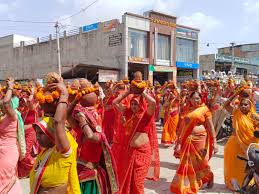 Women participated in the huge Kalash Yatra, welcomed by showering flowers,  talent honor ceremony organized | नारायणपुर में परशुराम की निकाली  शोभायात्रा: महिलाओं ने विशाल कलश यात्रा में ...