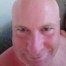 Jag skulle bara visa mina tatueringar, då jag inte har någon personlighet  🫡 Gissa min ålder efter mina kläder också, när ni ändå håller på.