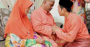 Yang tua ngayomi dan ngemong yang muda, yang muda mengerti dan menghormati yang. Hukum Bersalaman Dengan Keluarga Mertua Ini Penjelasannya