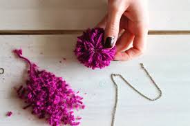 Il est important de laver la pomme (avec un savon pour fruits et légumes) et rincer sous. Diy Comment Faire Un Pompom En Laine Sans Carton Slanelle Style Blog Mode Voyage Musique Beaute Paris