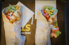 Pentru că există mult prea multe, la fiecare colț de stradă găsim o shaormerie. Am FÄcut Turul Shaormeriilor De Pe LangÄ CÄminele Din BucureÈti Èi Am ScÄpat FÄrÄ IntoxicaÈie