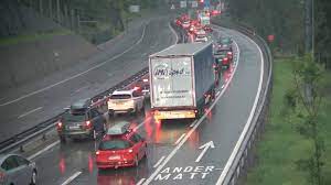 Der personenverkehr wird via san bernardino umgeleitet, die schweren güterfahrzeuge (>3.5 to.) werden 1/2 std. 13 Kilometer Stau Am Gotthard Brauchst Du 2 Stunden Geduld Watson