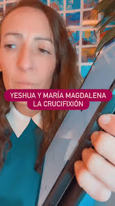 En estos días cercanos a la Pascua, quiero hablarte de una mujer que  desafió todo lo que se esperaba de ella: María Magdalena. ✨🌸 La historia  intentó silenciarla, reducirla, distorsionarla… pero su