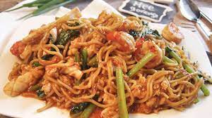 Makan dengan telur mata separuh masak memang sedap! How To Cook Mee Goreng é©¬æ¥é¢ Singapore Fried Noodles Spicy Seafood Chow Mein Singapore Chinese Style Youtube