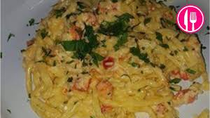 Le tagliatelle al salmone affumicato sono un primo piatto sfizioso e dai sapori intramontabili. Tagliolini Al Salmone