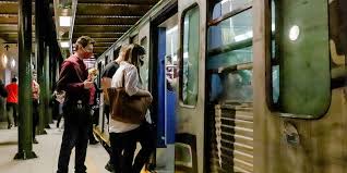 Οι συρμοί σε μετρό, ηλεκτρικό και τραμ θα παραμείνουν ακινητοποιημένοι, ενώ τα λεωφορεία θα πραγματοποιήσουν στάση εργασίας, και θα κινηθούν από τις 09:00 μέχρι τις 21:00. 0pbqckayh0z 4m
