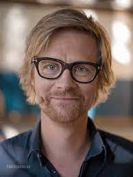 Förbannelsen måste brytas och kapten doris får veta vad som hände där för längesen. Portraits Anders Ankan Johansson