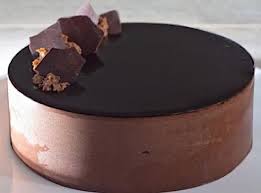 Le Trianon Ou Royal Est Un Gateau Au Chocolat Constitue D Une Dacquoise D Un Croustillant Gateau Chocolat Croustillant Recette Royal Chocolat Gateau Chocolat