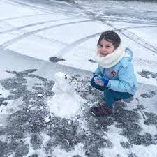 Youpi Depuis Hier Ici Il Neige Les Filles Sont Trop Contentes Et Sont Aussitot Bonhomme De Neige Chaussette Faire Un Bonhomme De Neige Bonhomme De Neige