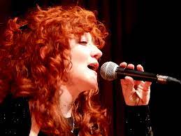 Sulle note del singolo, per l'occasione intitolato perfect symphony, sheeran canta la prima strofa mentre bocelli interpreta la seconda strofa, . Cantante Capelli Rossi Visitando I Nonni Discussione Nel Caso Style Calendar Com