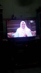 Ketika itu tiba2 hpnya yang di letakkan di meja badanku bergetar karena gembira, dan gairah. Meja Bulat Sepahtu All About Love