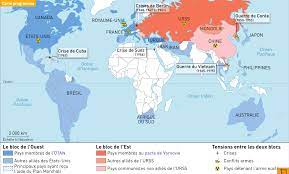 Un planisphère présentant les deux blocs, une deuxième carte présentant la situation en europe et une frise reprenant les différentes. Les Deux Blocs Au Moment De La Guerre Froide Source Manuel Numerique Hachette Guerre Froide Guerre De Coree Guerre