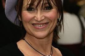 Dívka na košteti už má dcéru Saxanku