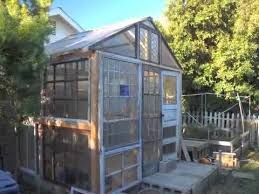 Upcycling So Bauen Sie Ihr Gewachshaus Umweltbewusst Gewachshaus Gewachshaus Bauen Gewachshaus Selber Bauen