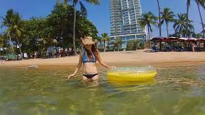 ผู้หญิงเปลือยกายในมหาสมุทรอวดหีน้อยแน่นที่ชายหาดสาธารณะ  แฟนหนุ่มถ่ายหนังใกล้ๆ กับโกนขนของแฟนสาว