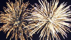 Un feu d'artifice exceptionnel est prévu sur le vieux port de marseille le 31 décembre 2013 pour célébrer cette année capitale. Cholet Feu D Artifice Et Bal Pour Le 14 Juillet