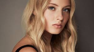 Nourrir ses cheveux passe aussi bonjour matiss, en moyenne nos cheveux pousse d'1 cm par mois …je te laisse faire le calcule. Six Techniques Naturelles Pour Faire Pousser Ses Cheveux Plus Vite L Express Styles
