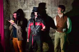 Datei Fuenf Zimmer Kueche Sarg What We Do In The Shadows Movie Opening Berlin 2014 Jemaine Clement Taika Waititi Mark Benecke Vampire Movie Jpg Wikipedia