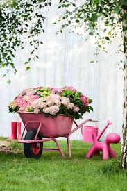 Gartendekoration Hortensien In Pink Schubkarre Alles In Rose Hortensien Erhaltlich Bei Blumen Kaiser Blumenarrangements Diy Schubkarre Garten Blumen Anbauen