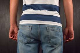 Costas Das Mãos E A Mão Direita No Bolso De Seu Jeans Azul De Um Homem  Jovem Vestindo T-shirt Em Branco Cinza, De Pé Em Um Estúdio. Foto Royalty  Free, Gravuras, Imagens
