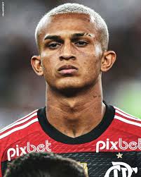 The search for a right-back. 🇧🇷 Aston Villa have had a €15m bid rejected  by Flamengo for right-back Wesley França, per @venecasagrande. 🚨