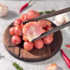 Lạp xưởng hồ lô phô mai của LC Foods là loại lạp xưởng có nhân phô mai béo  ngậy, được làm từ thịt heo xay, mỡ heo, phô mai và gia vị.