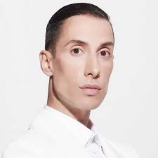 Un estilista experto en Casa Real pone en juicio los looks de Leonor en  2024: " Sabe lucir, con figura y porte, las prendas castrenses"