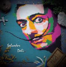 And here it is ! Salvador Dali's portrait made out of yarn. A abstract and  colorful version to show this extravagant artist. 👨🏻‍🎨His intense look  and iconic mustache is definitely there and