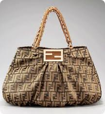 The famous cleopatra handbag of this brand that made its way all to the oscar was a very big success for this brand marking this brand world known and famous. Top 10 Most Famous Ladies Best Designer Bags Popular Handbags Brands