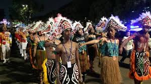 Biasanya orang gemuk akan sangat kesulitan untuk mencari ukuran yang pas dan sesuai dengan. Pakai Baju Adat Papua Mendikbud Buka Pawai Budaya Nusantara Kumparan Com