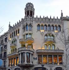In 1905 lluís domènech i montaner was commissioned to refurbish the lleó morera family home. Casa Lleo I Morera