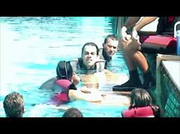 Vestiti col costume sotto, così se anche non vai in piscina non rischi il bagno nella discesa tronchi. Dove Nuotare Con I Delfini Idee Viaggi