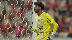 Hugo Souza ultrapassa Gylmar e se isola como terceiro goleiro com mais pênaltis defendidos no Corinthians