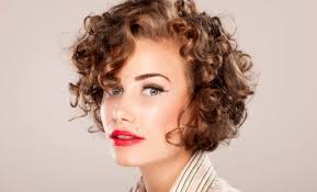 È bene sfoltirli soprattutto quando risultano molto folti e spessi, per ridurre il volume e dare definizione a un taglio sfilato e arioso. Nel 2019 Va Di Moda Il Taglio Donna Corto Giulio Art Studio